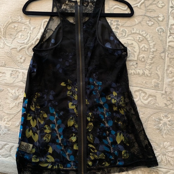 Beautiful thank top. - Picture 3 of 5